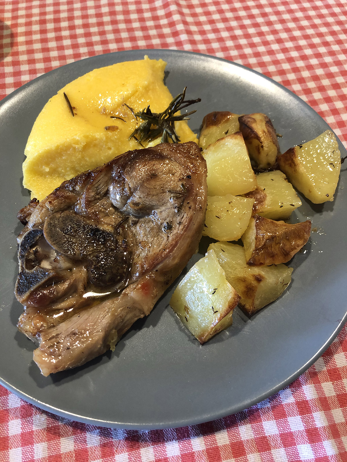 AGNELLO AL FORNO CON PATATE